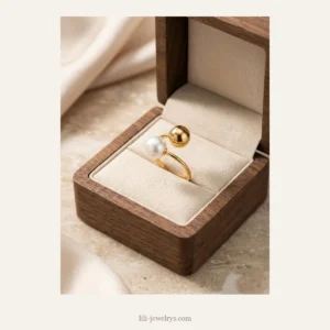 خاتم بكرة ذهبية وتفصيلة بيضاء LILI-1398 | Gold-tone sphere and white detail ring LILI-1398