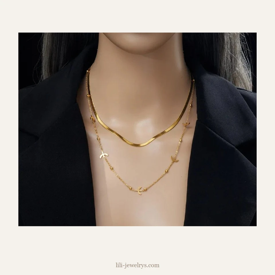 قلادة طبقات بحلقات مفتوحة LILI-1402 — أثناء اللبس / Worn view